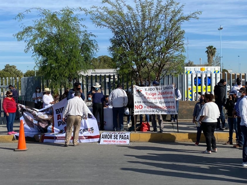 La confrontación se extendió por algunos minutos hasta que los miembros de FRENA se retiraron algunos metros de la entrada al SAT.