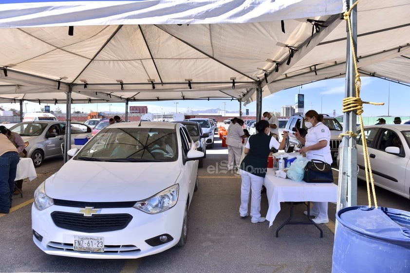 Aunque hay largas filas y la espera para pasar al módulo es de entre 2 y 3 horas, las personas de la tercera edad se van satisfechas dado que no tienen que esperar bajo los rayos del sol y la vacunación tarda entre 1 y 2 minutos.