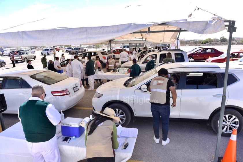 Servidores de la Nación y personal del Instituto Mexicano del Seguro Social (IMSS) son quienes recogen el registro e informan a la población de que en un periodo de 21 días se volverán a comunicar con ellos para aplicarles la segunda dosis de la vacuna de Pfizer/BioNTech.