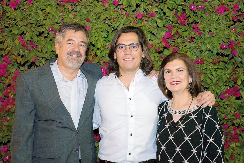 Rodrigo Meza con su padre, Miguel Meza y su madre, Claudia Fonseca.