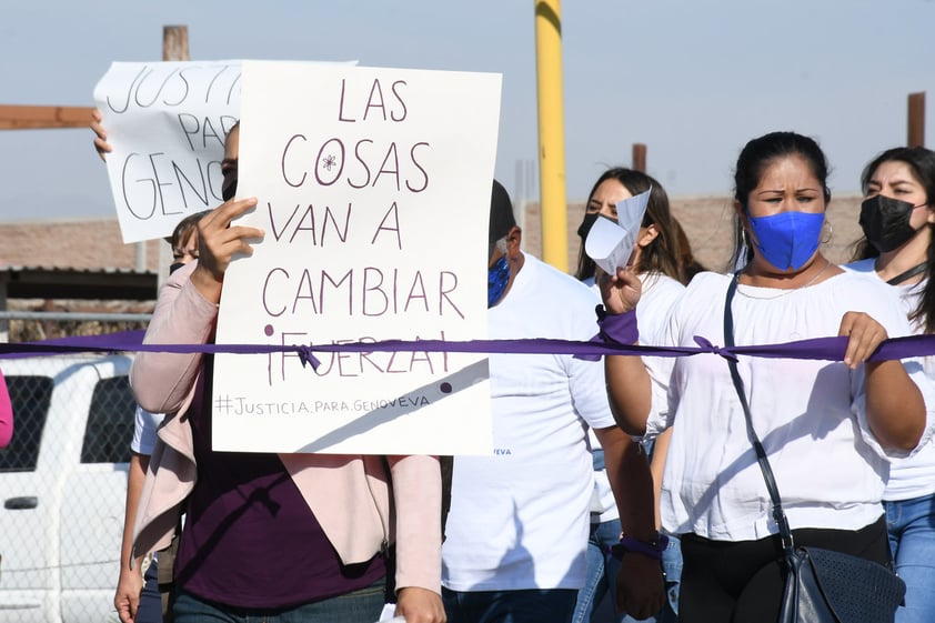 Durante la protesta, mujeres y hombres lanzaron consignas y portaron pancartas de 'Justicia para Genoveva', 'Había 4 denuncias y no se hizo nada' y 'Disculpa las molestias pero nos están matando'.