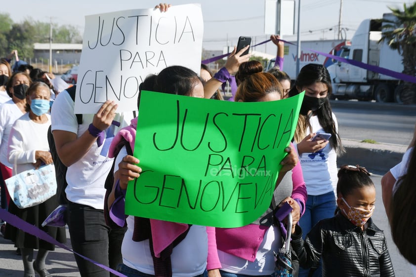 Durante la protesta, mujeres y hombres lanzaron consignas y portaron pancartas de 'Justicia para Genoveva', 'Había 4 denuncias y no se hizo nada' y 'Disculpa las molestias pero nos están matando'.