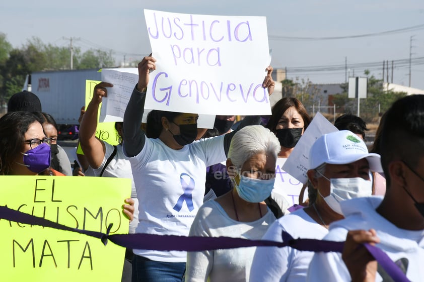 Al llegar a la fiscalía, familia y amistades y colectivos feministas gritaron: ¡Genoveva no murió, Leopoldo la mató! y ¡Justicia, justicia!.