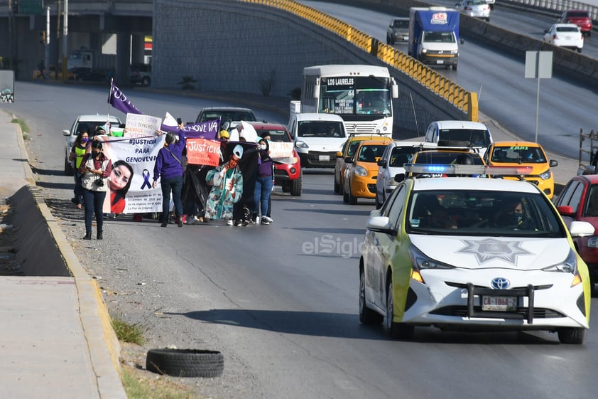 Al llegar a la fiscalía, familia y amistades y colectivos feministas gritaron: ¡Genoveva no murió, Leopoldo la mató! y ¡Justicia, justicia!.