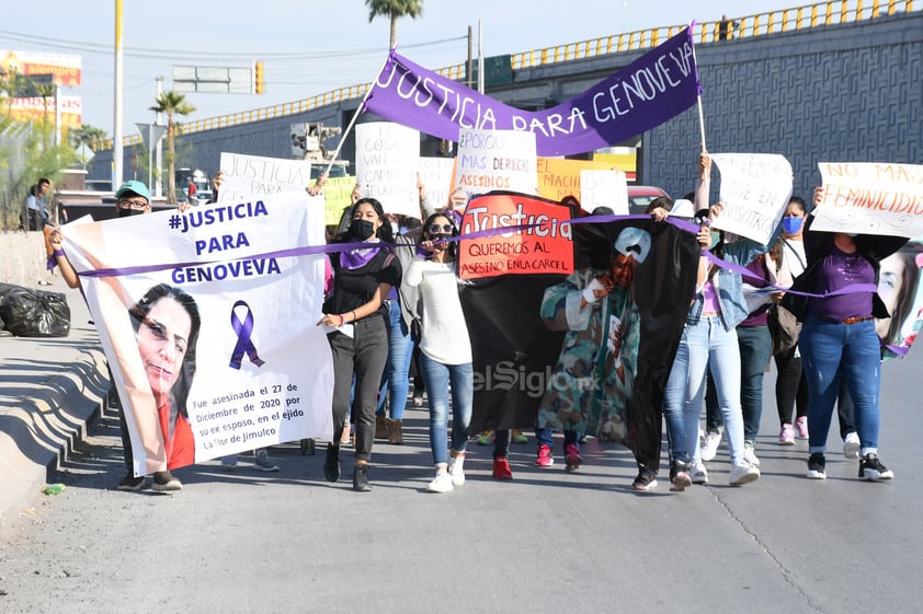 Al llegar a la fiscalía, familia y amistades y colectivos feministas gritaron: ¡Genoveva no murió, Leopoldo la mató! y ¡Justicia, justicia!.