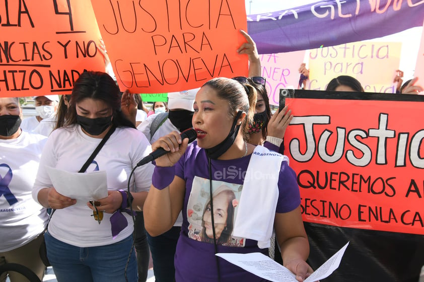 La protesta partió esta mañana del monumento al Campesino y terminó al exterior de la Fiscalía General del Estado delegación Laguna I donde colectivos feministas y la familia de Genoveva lanzaron consignas y denunciaron que a tres meses de lo ocurrido, el presunto responsable continúa prófugo.