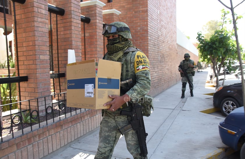 Las vacunas llegaron a bordo de unidades de la Secretaría de la Defensa Nacional (Sedena) debido a que éstas se encuentran almacenadas en el ultracongelador del Hospital Militar Regional.