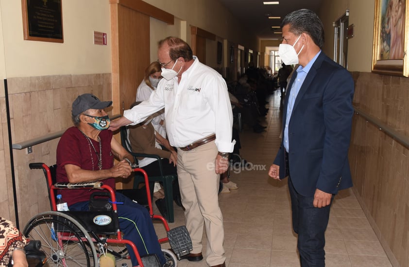 La aplicación de las dosis la inició el secretario de Salud del Estado, Roberto Bernal Gómez y el jefe de la Jurisdicción Sanitaria VI en la Región Laguna, Juan Pérez Ortega.