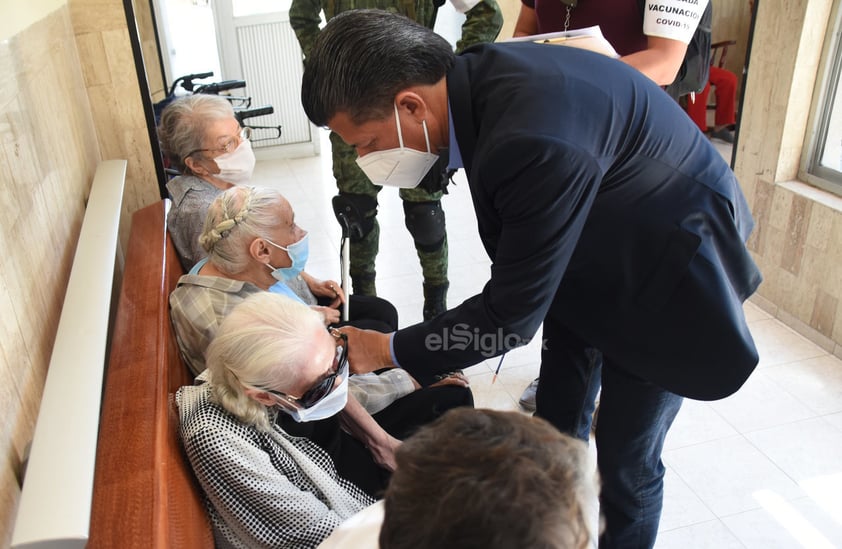 El secretario de salud de Coahuila indicó que también se inocularía a personas voluntarias que colaboran en estos asilos además de que revisaría la situación de la gente que labora en estas casas de ancianos para intentar incluirlos como personal de salud y que puedan recibir las dosis para evitar nuevos brotes de coronavirus.