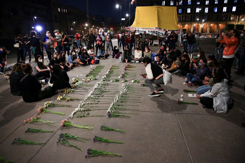 Realizan vigilia por feminicidios en el Zócalo