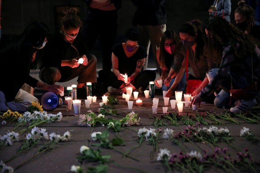 Realizan vigilia por feminicidios en el Zócalo