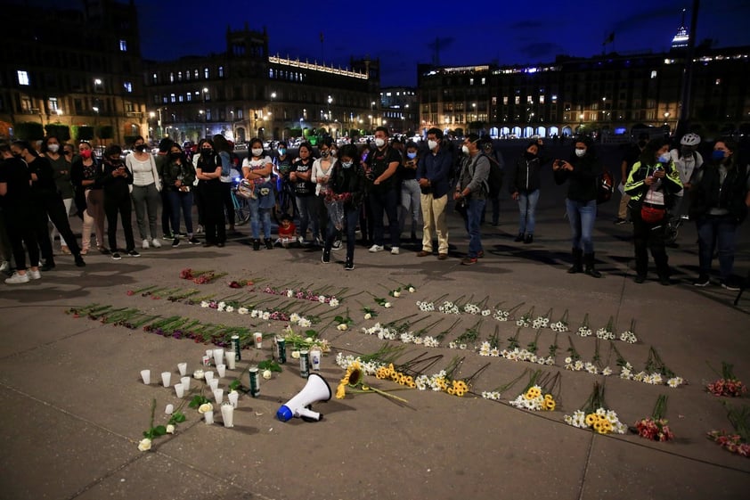 Realizan vigilia por feminicidios en el Zócalo