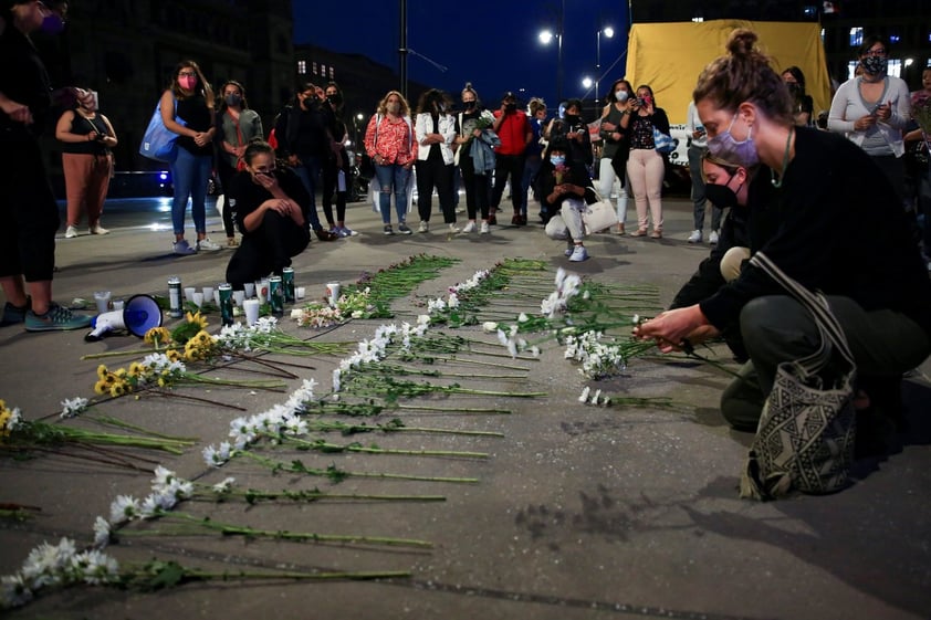 Realizan vigilia por feminicidios en el Zócalo