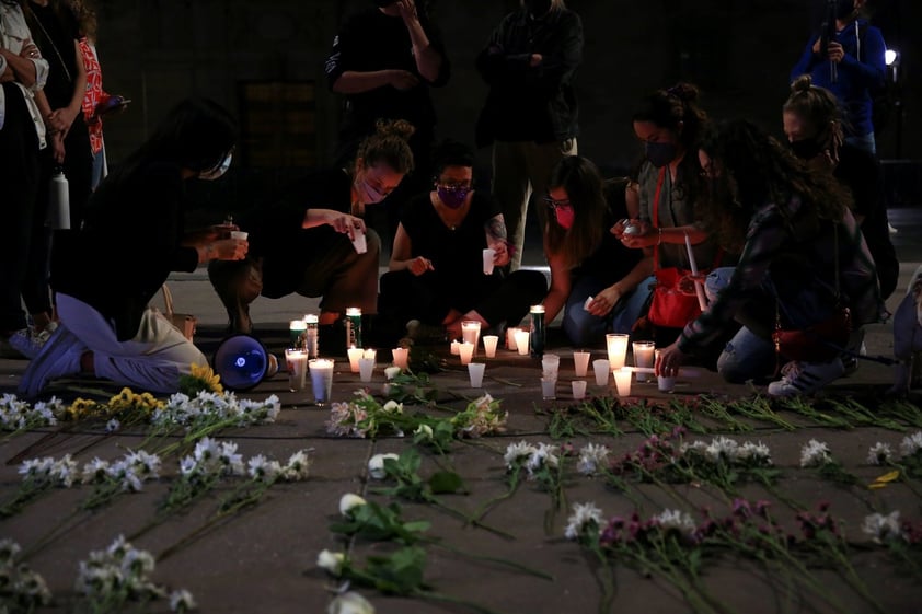 Realizan vigilia por feminicidios en el Zócalo