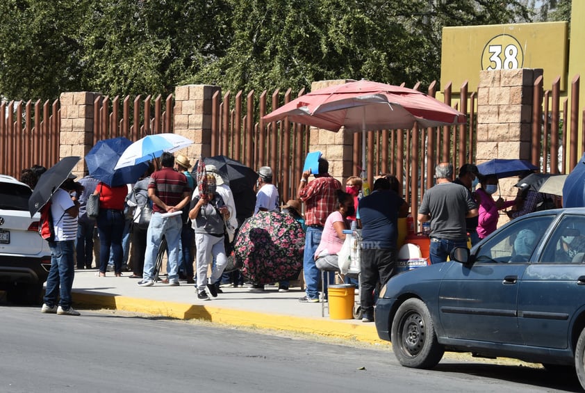 Abarrotan Tec Laguna menores de 80 años para buscar vacuna antiCOVID