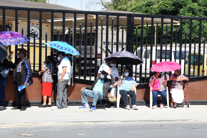 Abarrotan Tec Laguna menores de 80 años para buscar vacuna antiCOVID