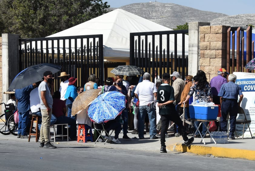 Abarrotan Tec Laguna menores de 80 años para buscar vacuna antiCOVID