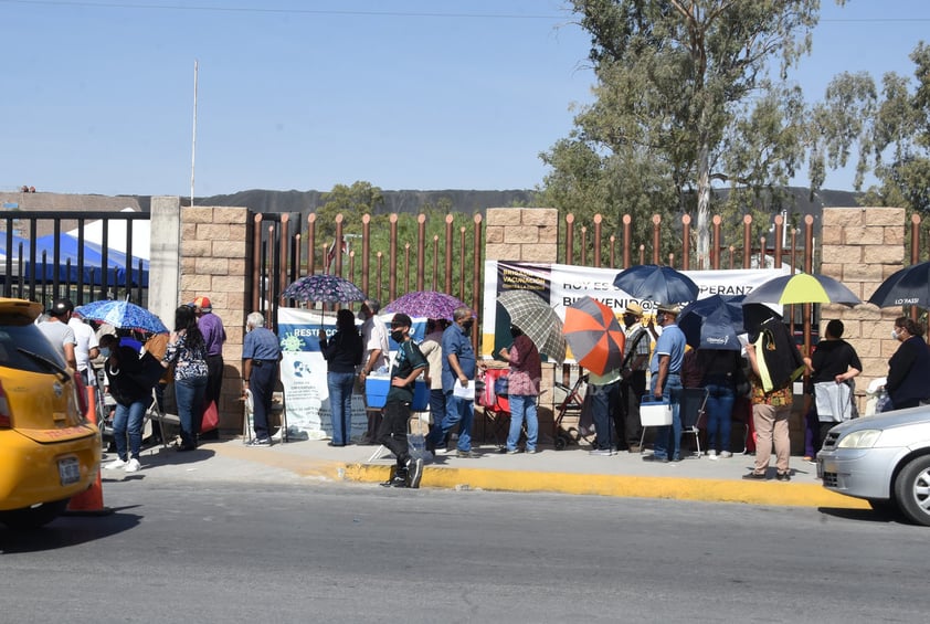 Abarrotan Tec Laguna menores de 80 años para buscar vacuna antiCOVID