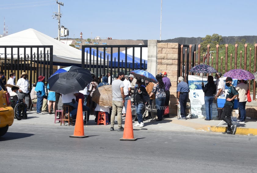 Abarrotan Tec Laguna menores de 80 años para buscar vacuna antiCOVID