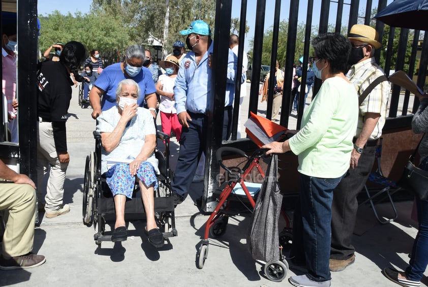 Abarrotan Tec Laguna menores de 80 años para buscar vacuna antiCOVID