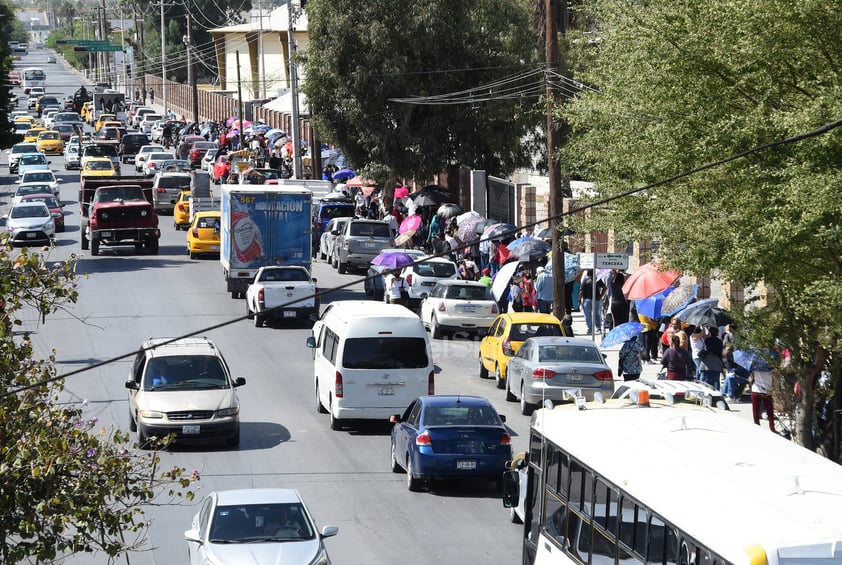 Abarrotan Tec Laguna menores de 80 años para buscar vacuna antiCOVID