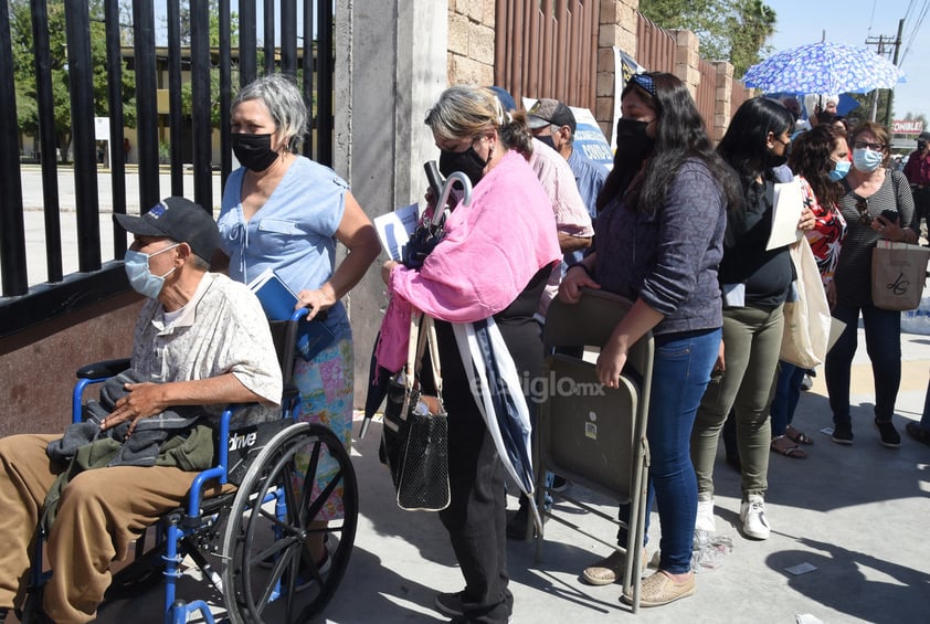 Abarrotan Tec Laguna menores de 80 años para buscar vacuna antiCOVID