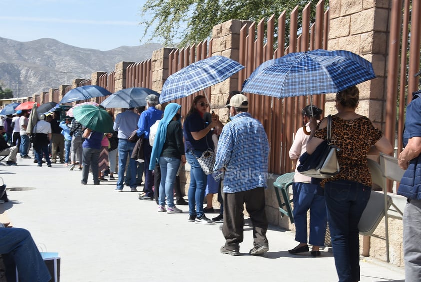 Abarrotan Tec Laguna menores de 80 años para buscar vacuna antiCOVID