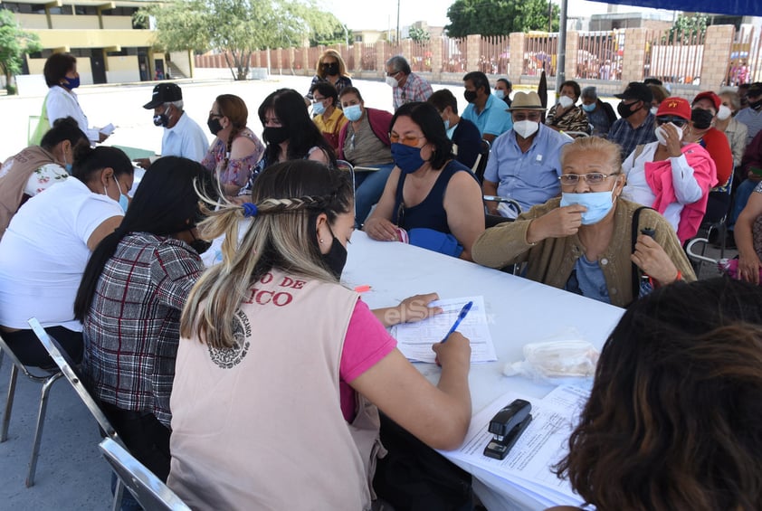 Abarrotan Tec Laguna menores de 80 años para buscar vacuna antiCOVID