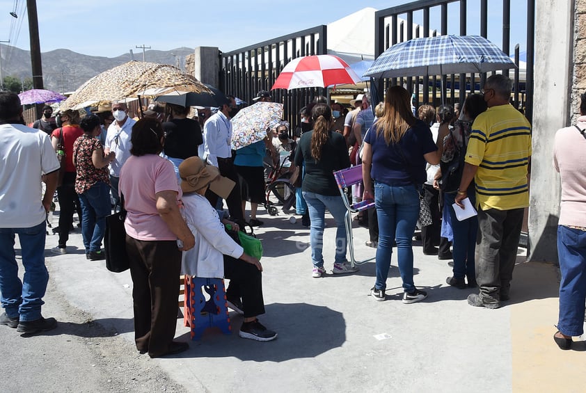 Abarrotan Tec Laguna menores de 80 años para buscar vacuna antiCOVID