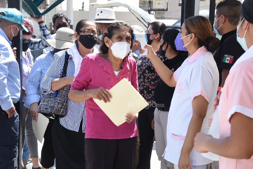 Abarrotan Tec Laguna menores de 80 años para buscar vacuna antiCOVID