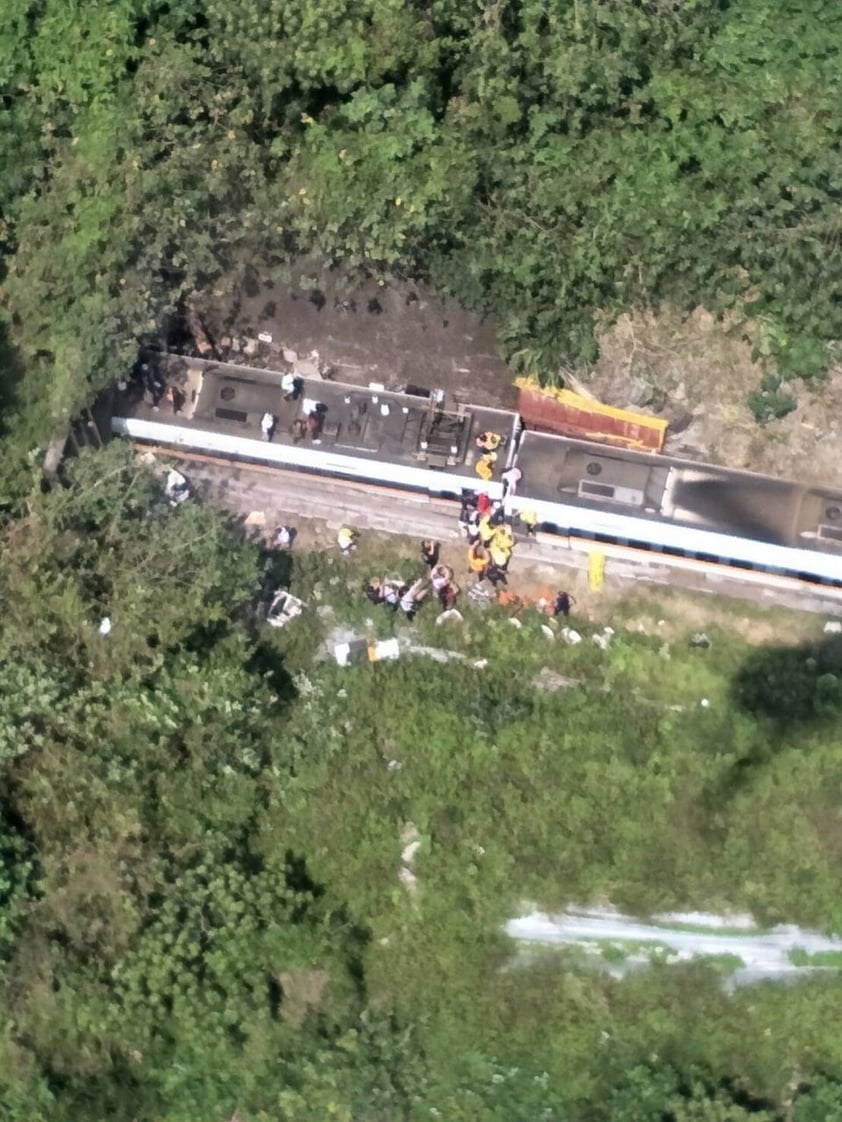 El freno de emergencias del camión no estaba activado apropiadamente, de acuerdo con el centro de ayuda por desastres del gobierno, y el vehículo se deslizó unos 20 metros (65 pies) por una ladera.