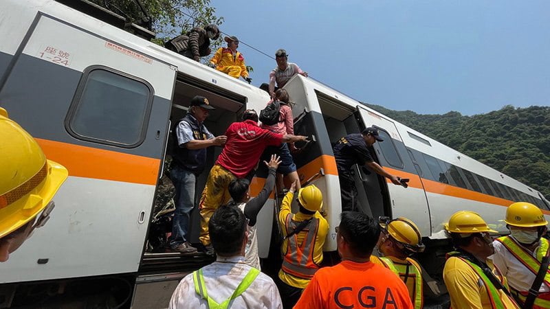 Minutos más tarde, el primer coche del tren chocó con el camión poco antes de entrar al túnel, dijo Weng Hui-ping, funcionario de la Administración Ferroviaria.