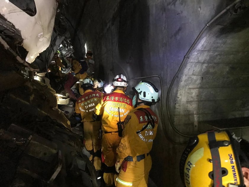 El Servicio Nacional de Bomberos confirmó la cifra de muertos — que incluyó al conductor de tren y su asistente — y dijo que había más de 100 heridos.