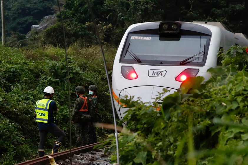 El vasto sistema ferroviario del país ha sufrido importantes actualizaciones en los últimos años, especialmente con la incorporación de una línea de alta velocidad que conecta la capital, Taipei, con las ciudades de las costas oeste y sur.