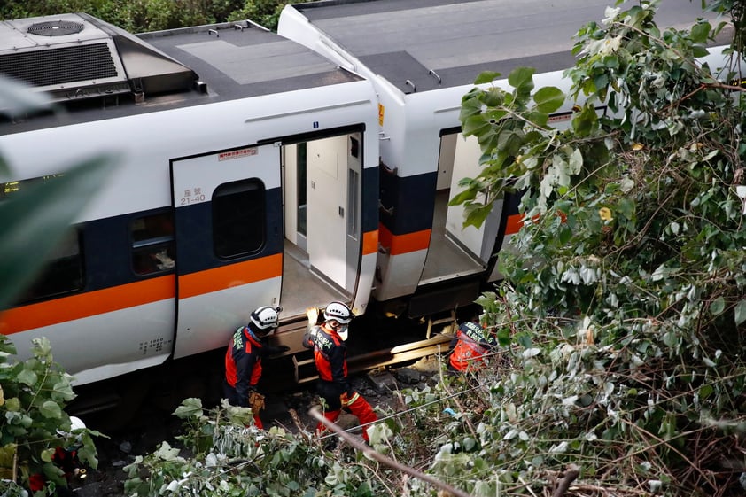 El vasto sistema ferroviario del país ha sufrido importantes actualizaciones en los últimos años, especialmente con la incorporación de una línea de alta velocidad que conecta la capital, Taipei, con las ciudades de las costas oeste y sur.