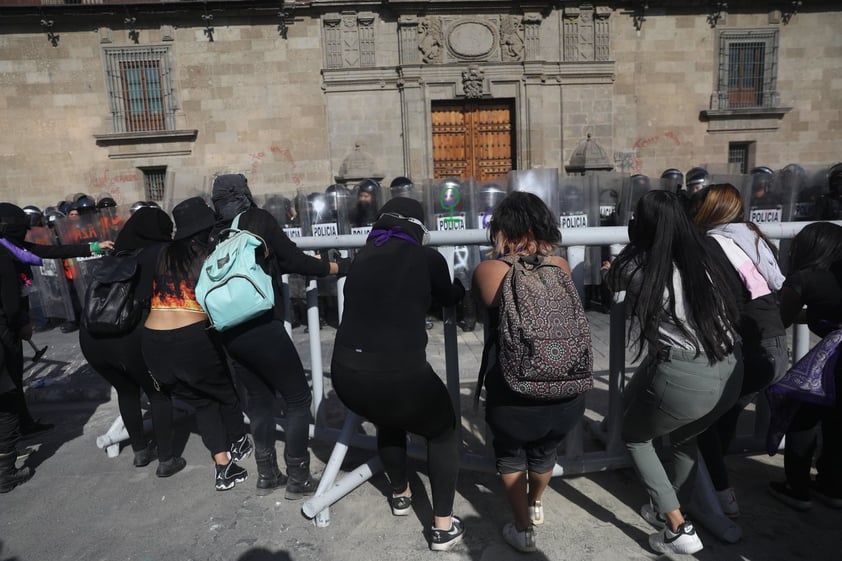 Feministas marchan en México en protesta por el feminicidio de Victoria Salazar