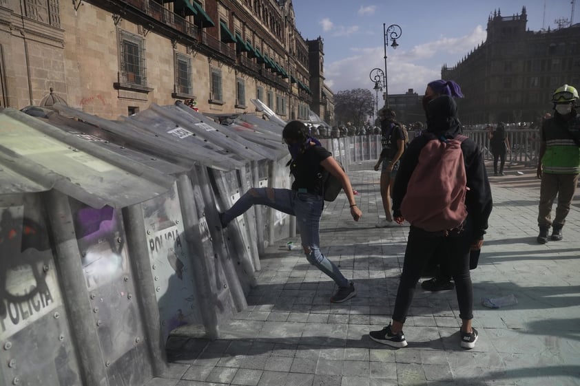 Feministas marchan en México en protesta por el feminicidio de Victoria Salazar