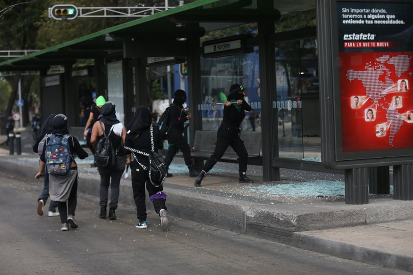 Feministas marchan en México en protesta por el feminicidio de Victoria Salazar