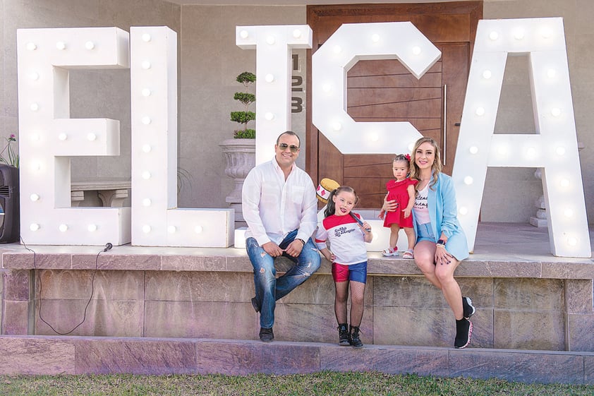 Elisa junto a sus padres, Fermín y Alejandra, y su hermana menor, María Alejandra.