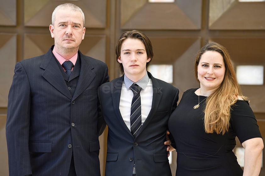 Luis Humberto Wiley junto a su madre, Cristina Garza, y su padre, Luis Wiley.