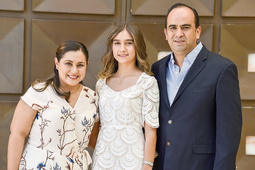 Lizeth Solís con sus padres, Bruno Solís y Lizeth Espinoza.