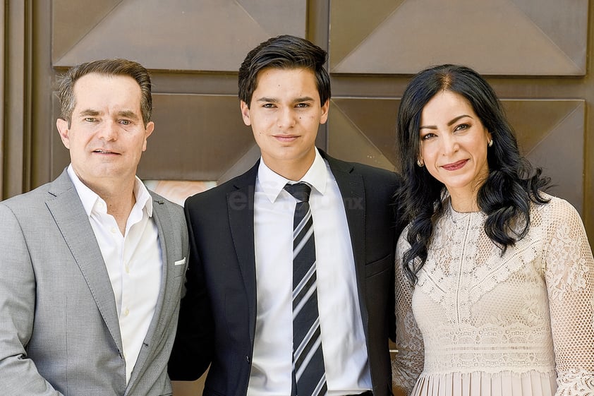 Jorge Torres con su padre, Jorge, y su madre, Ana Lucía.