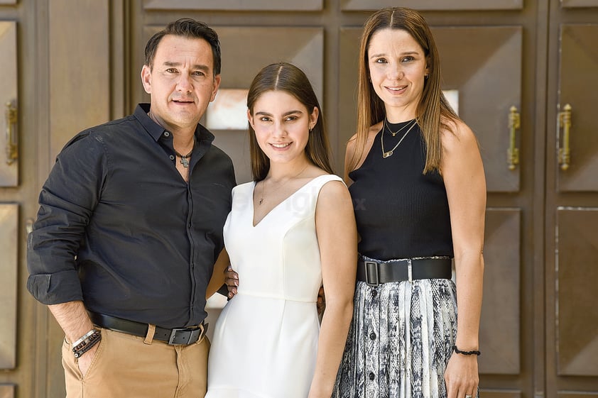 Fernanda Sada con sus padres, Alex y Begoña Sada.