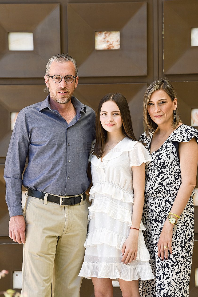 Sofía Kientzle con sus padres, Ricardo Kientzle y Ana Karla Tumoine.