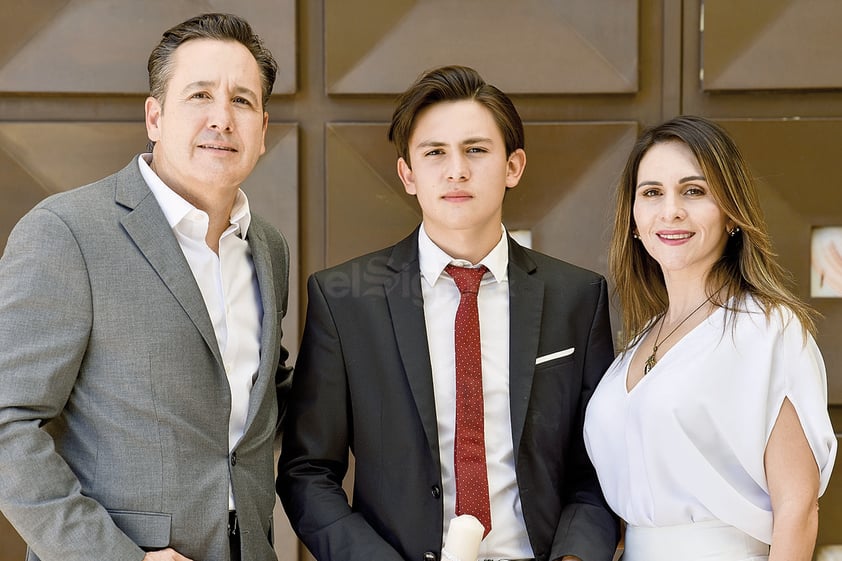 Jacobo Marcos junto a sus padres, Farah Galván y Alberto Marcos.