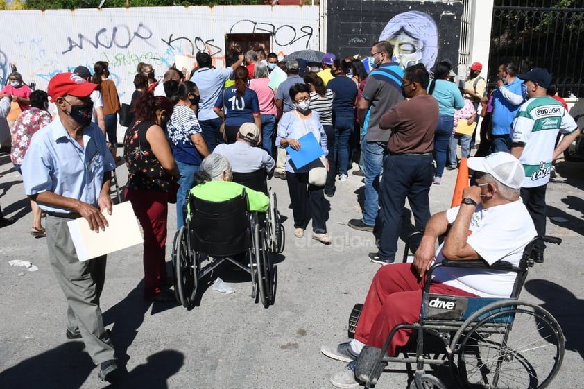 Caos en último día de vacunación antiCOVID para adultos mayores de Torreón