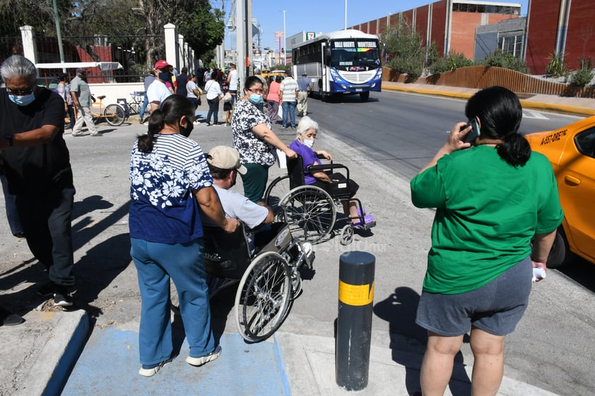 Caos en último día de vacunación antiCOVID para adultos mayores de Torreón