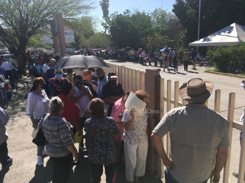 Caos en último día de vacunación antiCOVID para adultos mayores de Torreón