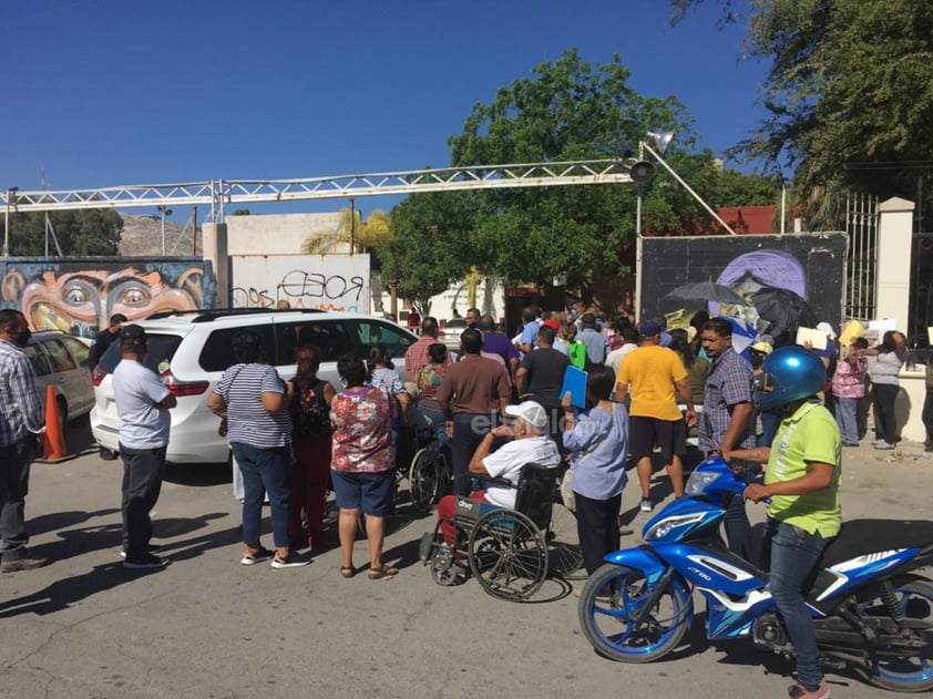 Caos en último día de vacunación antiCOVID para adultos mayores de Torreón