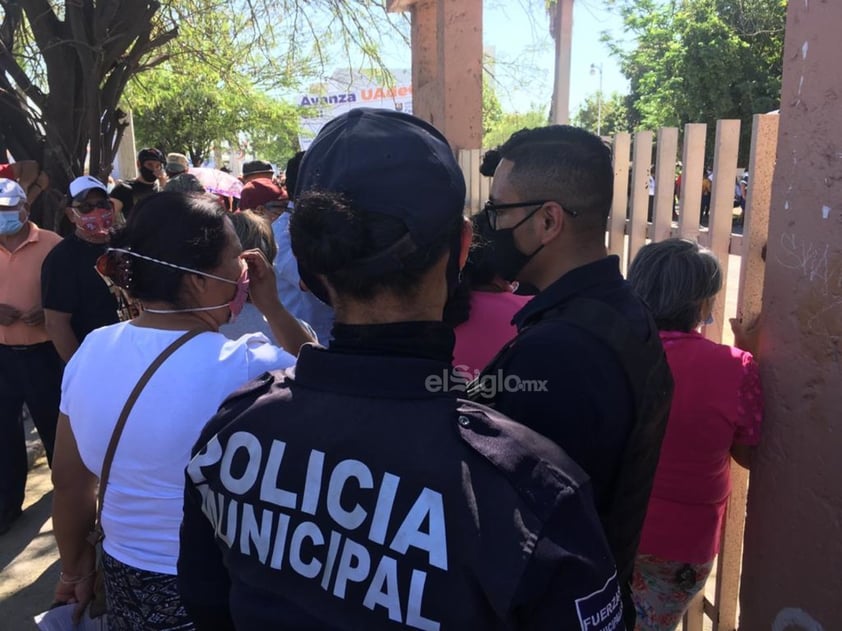 Caos en último día de vacunación antiCOVID para adultos mayores de Torreón